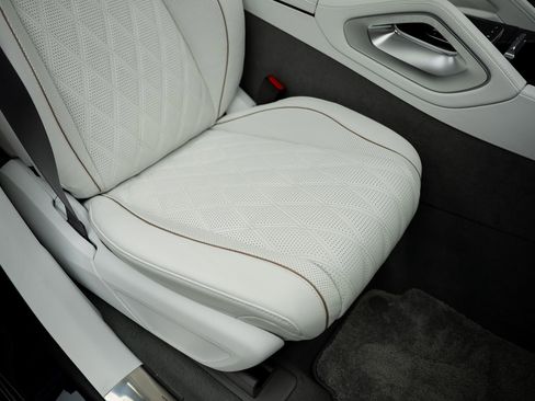 Used 2025 Mercedes-Benz Maybach GLS 600 4MATIC image 39