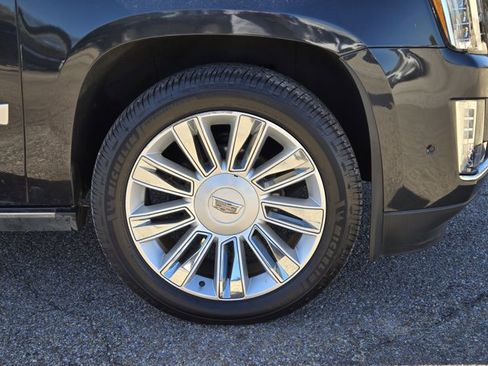 Used 2019 Cadillac Escalade Platinum image 3