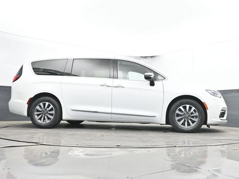 Used 2023 Chrysler Pacifica Limited FWD image 52