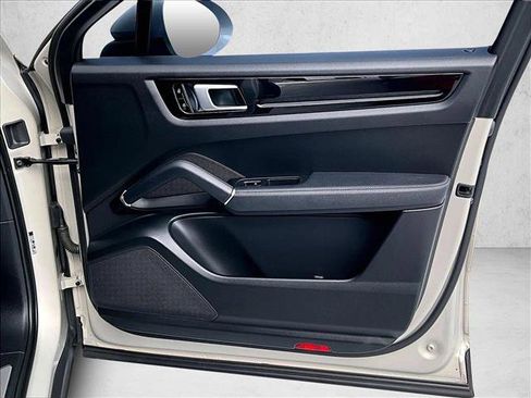 Used 2021 Porsche Cayenne Coupe image 19