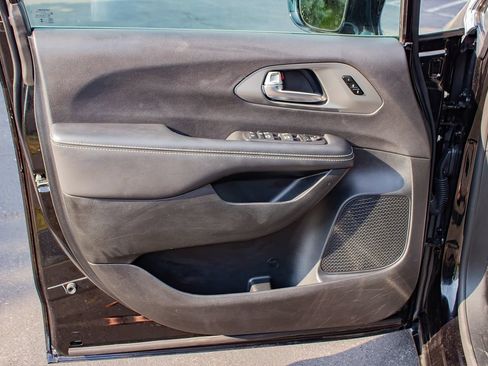 Used 2025 Chrysler Pacifica Select FWD image 13