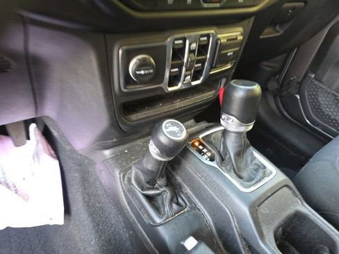 Used 2023 Jeep Gladiator Sport AWD/4WD image 18