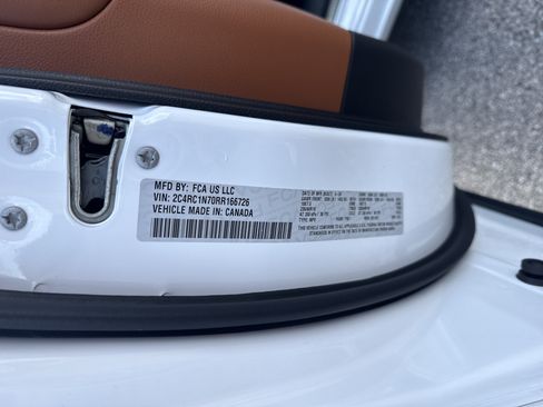 Used 2024 Chrysler Pacifica Pinnacle FWD image 34