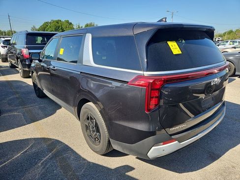 Used 2025 Kia Carnival FWD image 2