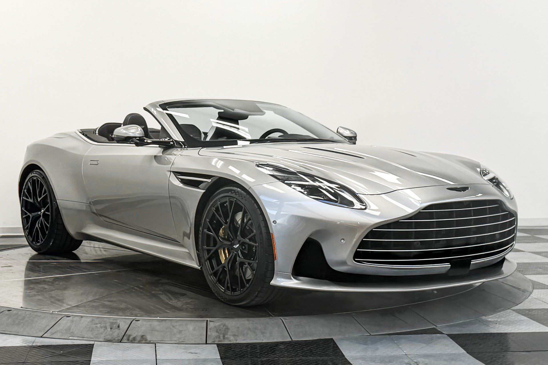 Used 2025 Aston Martin DB12 Convertible RWD image 3