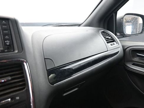 Used 2018 Dodge Grand Caravan SE image 26