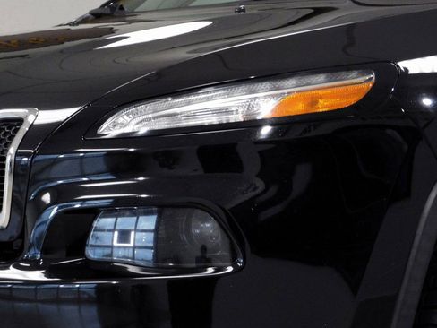 Used 2017 Jeep Cherokee Latitude w/ Comfort & Convenience Group image 18