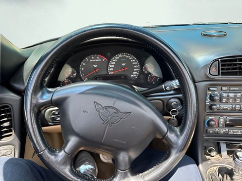 Used 2001 Chevrolet Corvette Convertible w/ Preferred Equipment Group2 RWD image 10