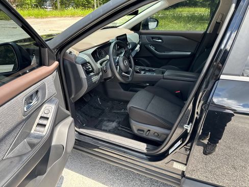 Used 2023 Nissan Rogue SV FWD image 21