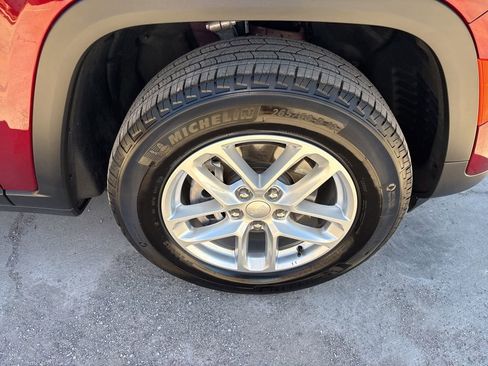 Used 2025 Jeep Grand Cherokee Laredo X w/ Trailer Tow Package image 12