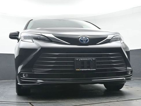 Used 2025 Toyota Sienna XLE image 42