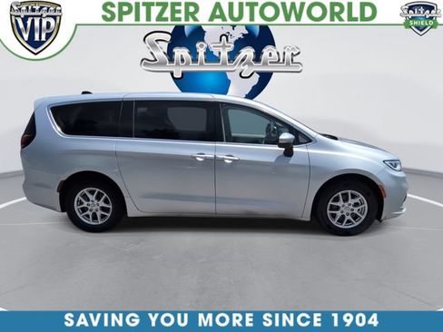 Used 2023 Chrysler Pacifica Touring-L FWD image 10