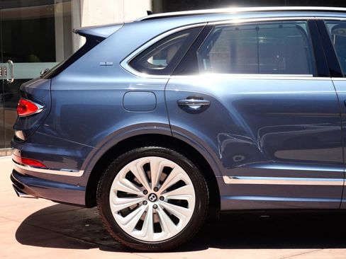 Used 2021 Bentley Bentayga AWD/4WD image 8