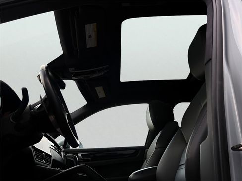 Used 2023 Porsche Cayenne GTS image 38