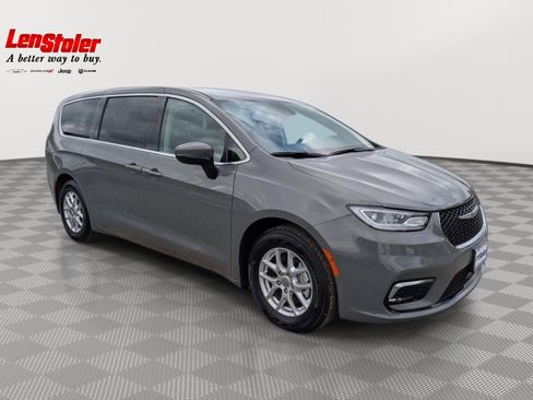 Used 2023 Chrysler Pacifica Touring-L FWD image 7