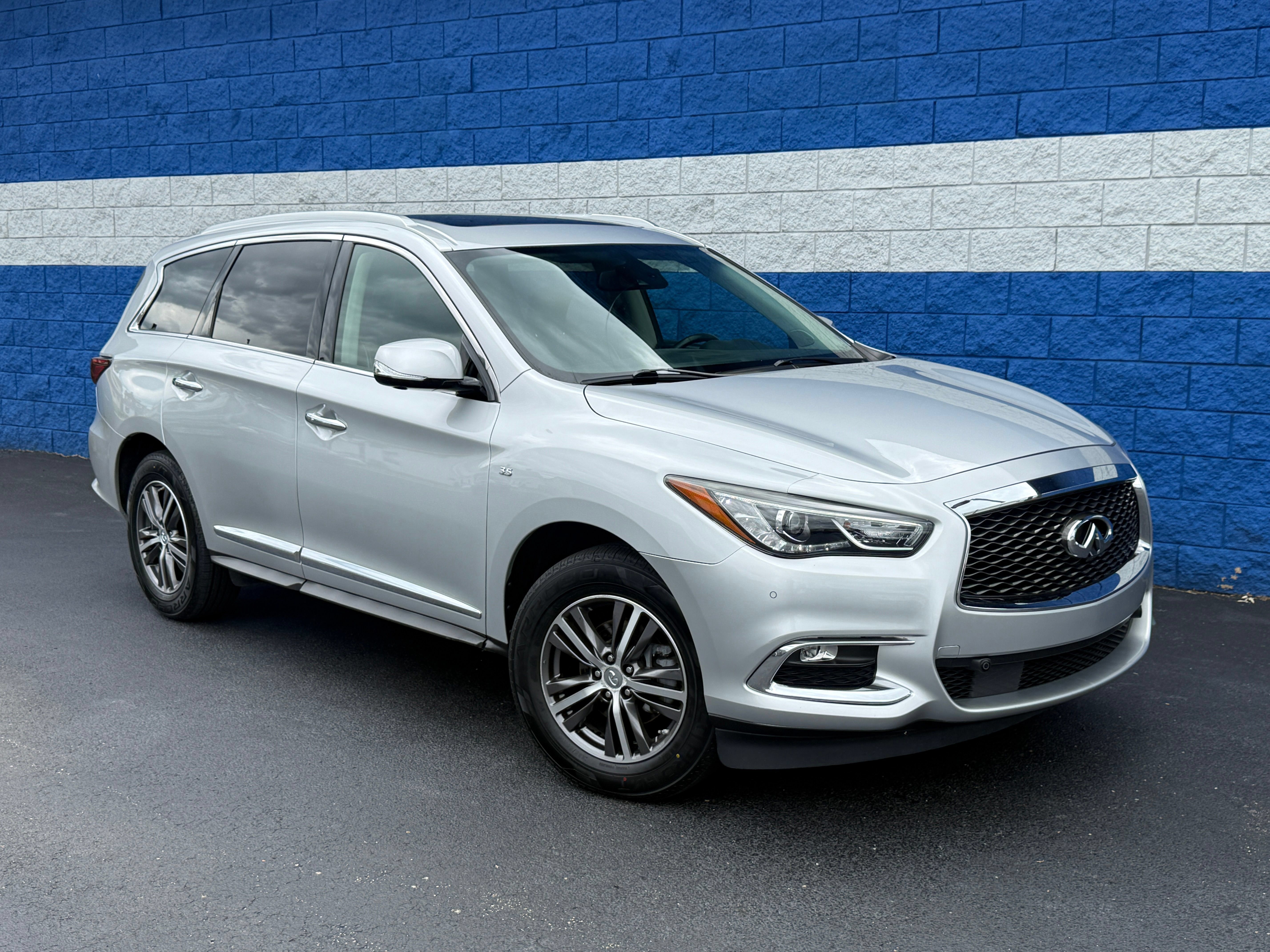 Used 2019 INFINITI QX60 Luxe w/ Essential Package AWD/4WD image 1