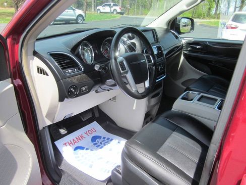 Used 2015 Chrysler Town & Country Touring FWD image 10