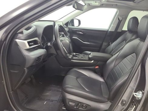 Used 2023 Toyota Highlander XLE AWD/4WD image 17