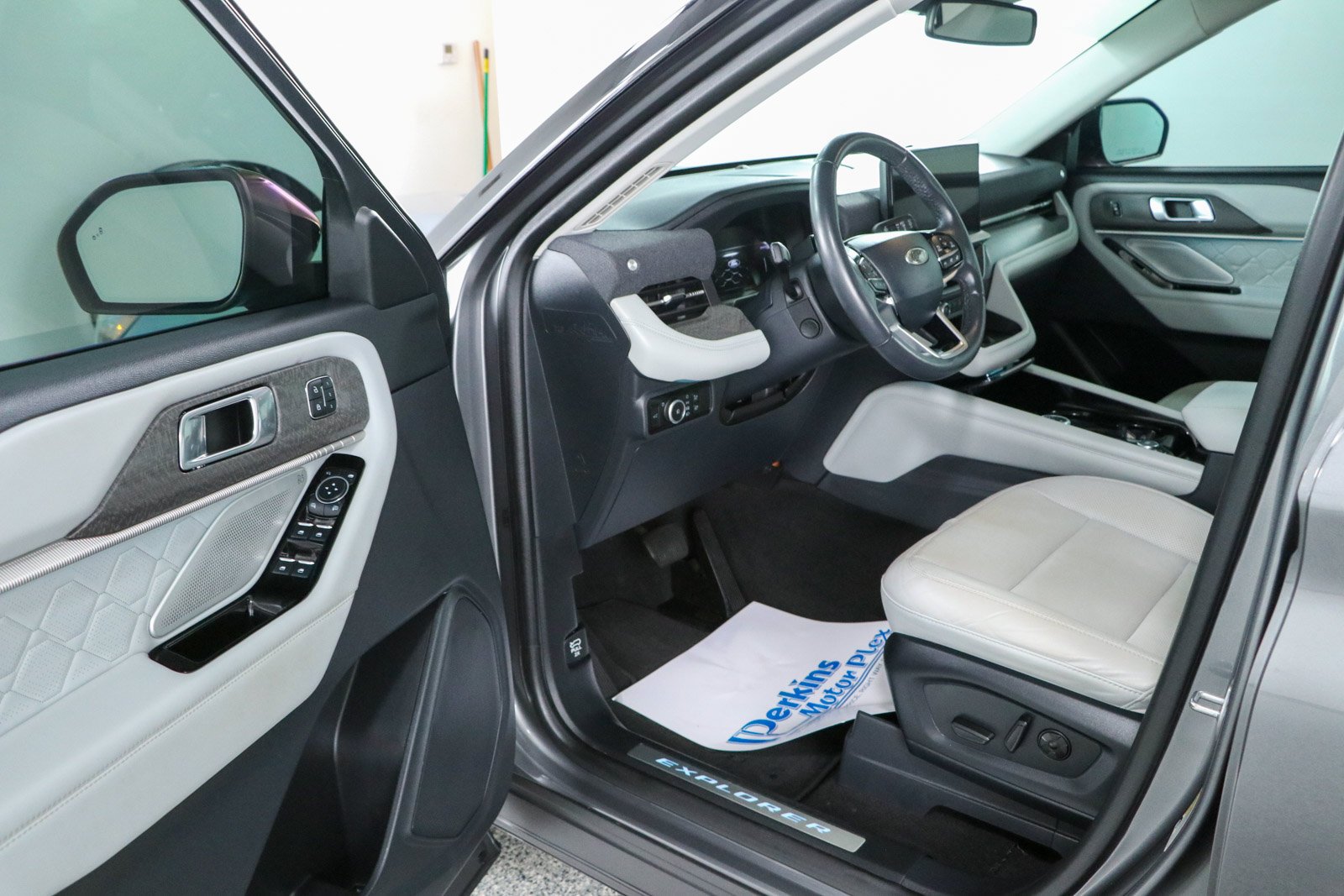 Used 2025 Ford Explorer Platinum w/ LUX Leather Package AWD/4WD image 3