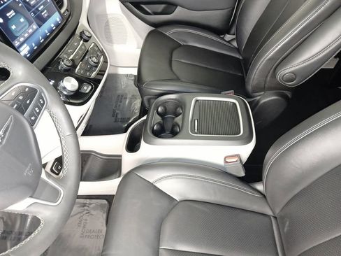Used 2024 Chrysler Pacifica Touring-L FWD image 18