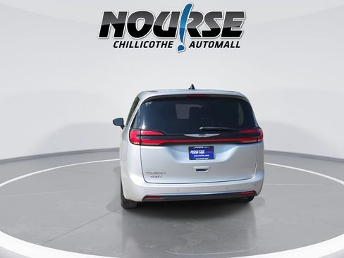 Used 2023 Chrysler Pacifica Touring-L FWD image 7