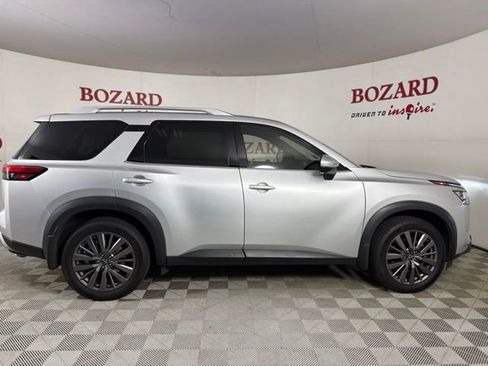 Used 2024 Nissan Pathfinder SL w/ SL Premium Package FWD image 9
