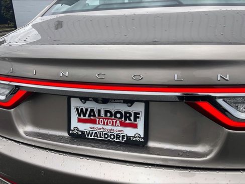 Used 2018 Lincoln Continental Select image 10