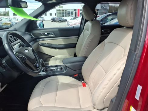 Used 2018 Ford Explorer XLT w/ Equipment Group 202A AWD/4WD image 7