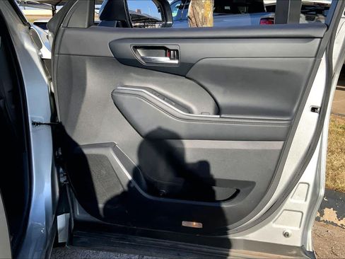 Used 2023 Toyota Highlander XLE image 21