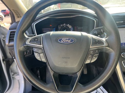 Used 2019 Ford Fusion SE image 16