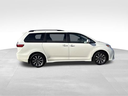 Used 2019 Toyota Sienna XLE image 6