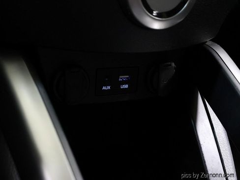 Used 2016 Hyundai Veloster FWD image 23
