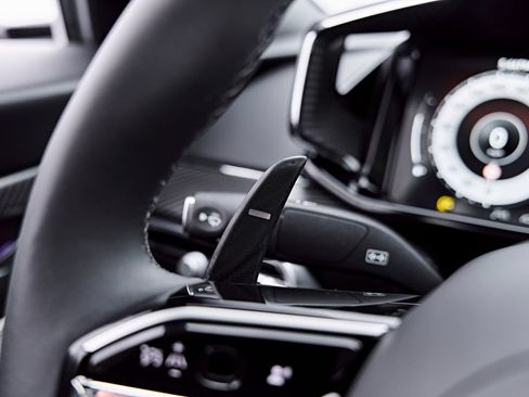 Used 2025 Aston Martin Vanquish RWD image 56