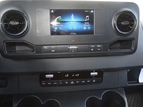 Used 2024 Mercedes-Benz Sprinter 2500 image 27