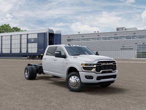 New 2026 RAM 4500 4x4 Crew Cab DRW w/ Laramie Trim Package image 3