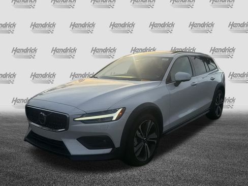 Used 2024 Volvo V60 B5 Cross Country Plus w/ Protection Package Premier AWD/4WD image 9