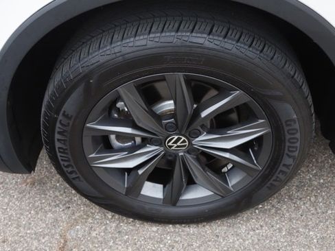 Used 2023 Volkswagen Tiguan SE w/ Panoramic Sunroof Package image 11