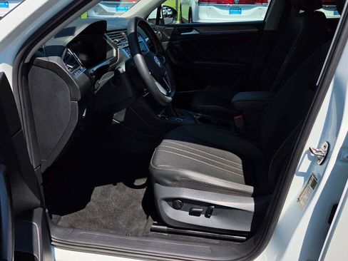 Certified 2023 Volkswagen Tiguan SE w/ Panoramic Sunroof Package FWD image 21