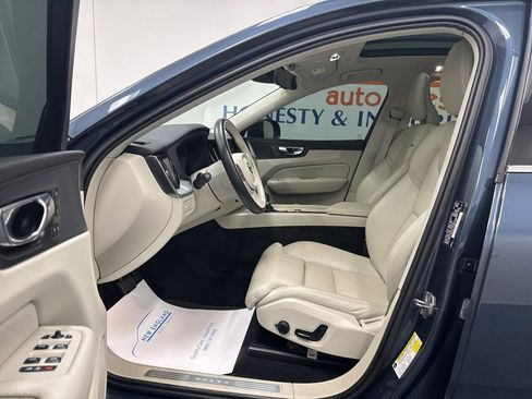 Used 2019 Volvo XC60 T5 Momentum w/ Premium Package AWD/4WD image 6