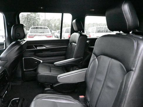 Used 2024 Jeep Wagoneer Series III AWD/4WD image 18