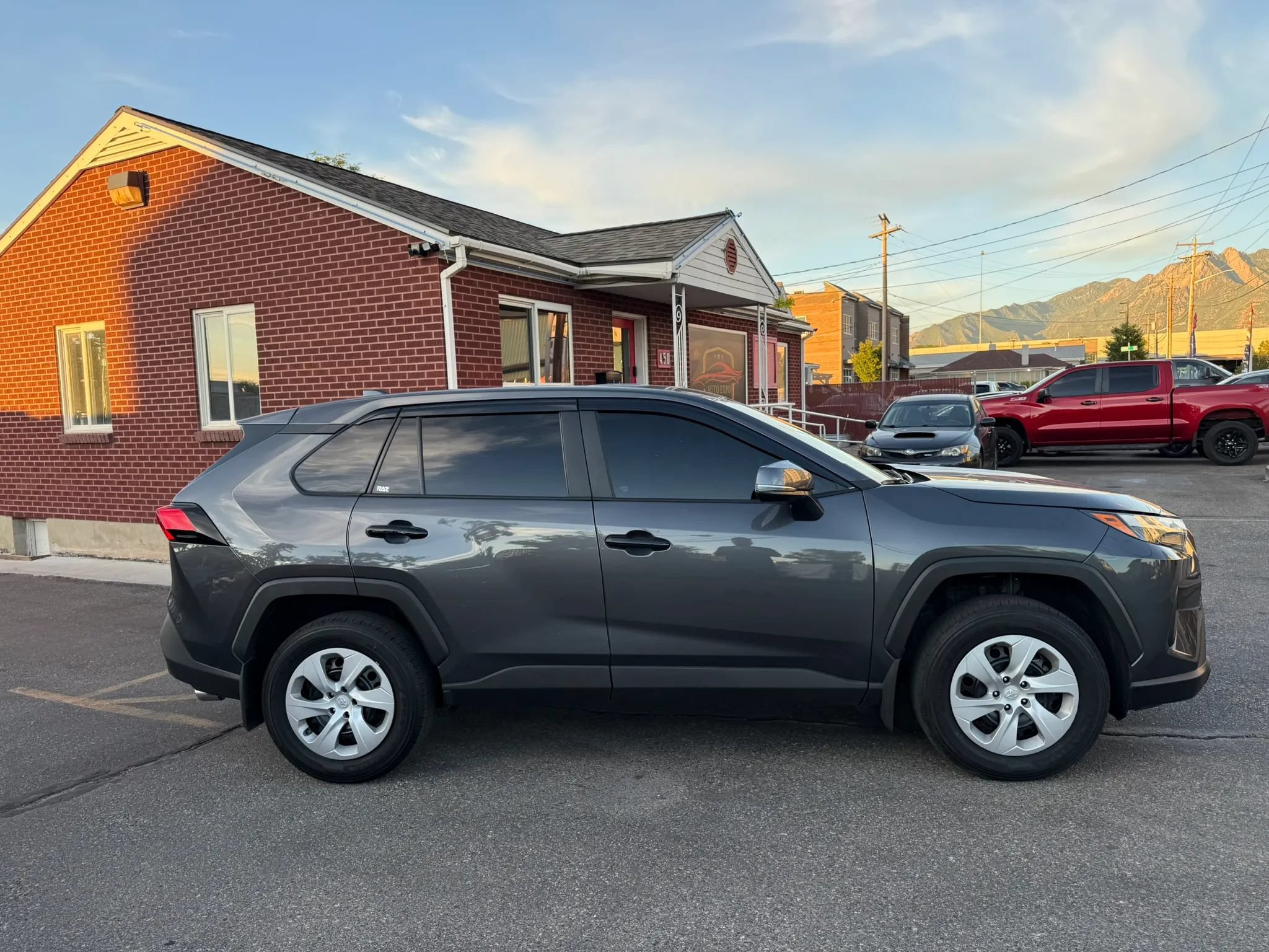 Used 2025 Toyota RAV4 LE AWD/4WD image 4