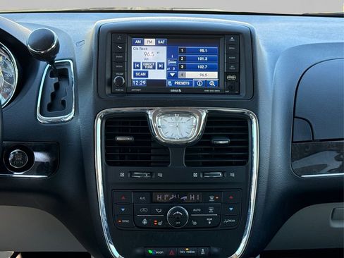 Used 2012 Chrysler Town & Country Touring-L w/ Driver Convenience Group image 20