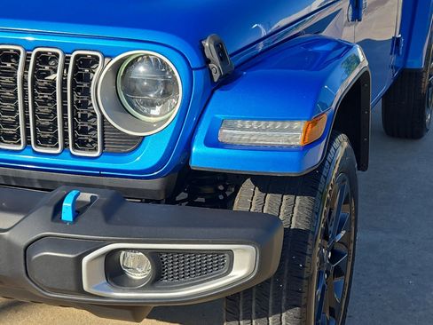 Used 2024 Jeep Wrangler Unlimited Sahara AWD/4WD image 10
