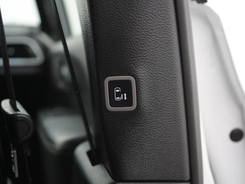 Used 2025 Chrysler Pacifica Limited FWD image 17