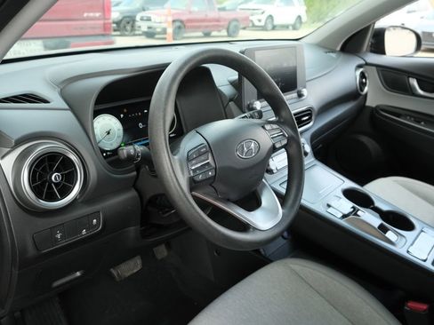 Used 2023 Hyundai Kona SE image 7