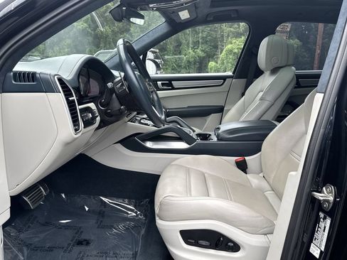 Used 2023 Porsche Cayenne Turbo S AWD/4WD image 13
