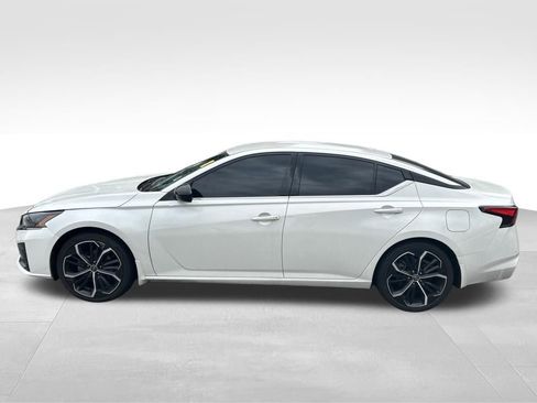 Used 2024 Nissan Altima 2.5 SR FWD image 2