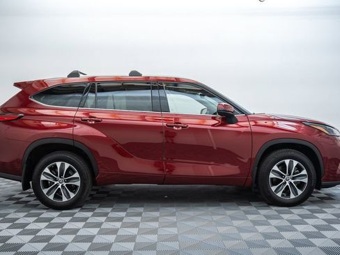Used 2022 Toyota Highlander XLE AWD/4WD image 4