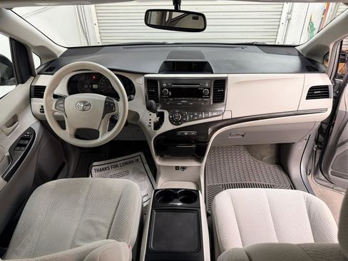 Used 2014 Toyota Sienna LE FWD image 36