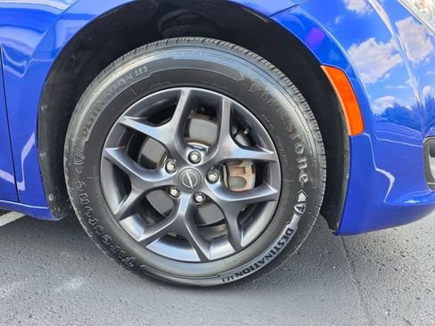 Used 2018 Chrysler Pacifica Touring-L Plus w/ S Appearance Package FWD image 4